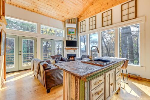 Deck and Fire Pit Mtn-View Cabin in Rabun Gap in Rabun Gap, USA
