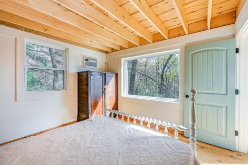 Deck and Fire Pit Mtn-View Cabin in Rabun Gap in Rabun Gap, USA