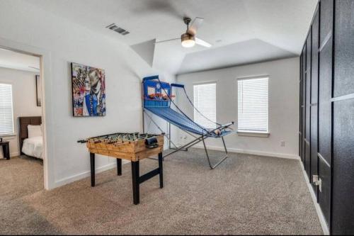 Mins from Downtown Cool Indoor Games Work Space in Dallas, USA