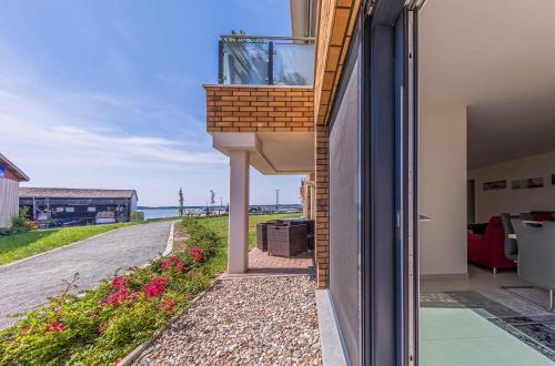 Leonie - Apartment in der Hafenresidenz mit Terrasse & Wellness, Waren