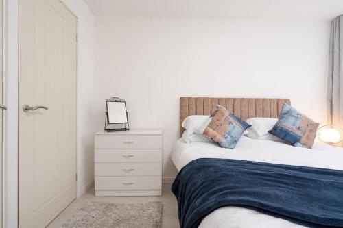 Comfy 3 Bedroom Home - Merseyside - Tap to explore photos