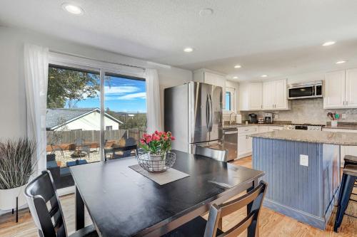 Cloud View Family Mountain Views & Fire Pit in Colorado Springs, USA
