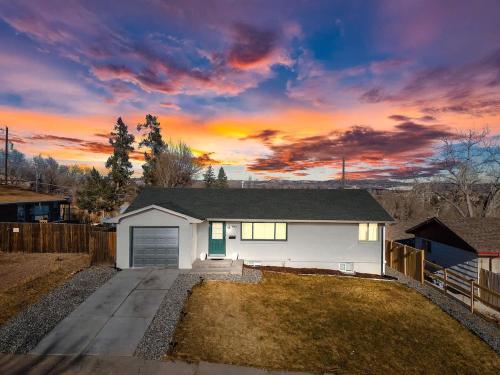 Cloud View Family Mountain Views & Fire Pit in Colorado Springs, USA
