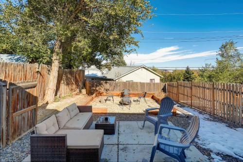 Cloud View Family Mountain Views & Fire Pit in Colorado Springs, USA