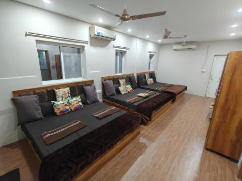 Hotel Shree Kedarnath in front of railway station platform no 8, Ujjain