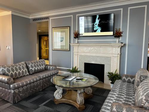 Club King with Lounge Access room in The Biltmore Los Angeles