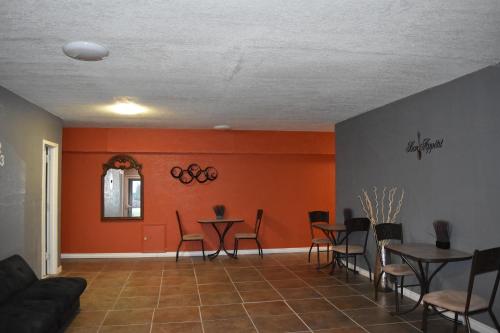 Woodfield Inn and Suites - image 5
