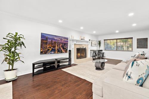 Villa Oasis: Unrivaled Views & Endless Space, Los Angeles (photo 10)