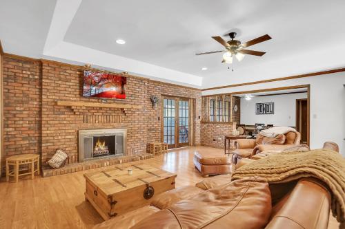 Oaklawn Retreat - 4 Bedroom - Sleeps 10 - Fireplace in Vernon, USA
