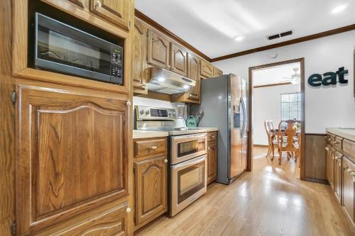 Oaklawn Retreat - 4 Bedroom - Sleeps 10 - Fireplace in Vernon, USA