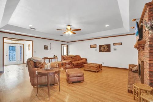 Oaklawn Retreat - 4 Bedroom - Sleeps 10 - Fireplace in Vernon, USA
