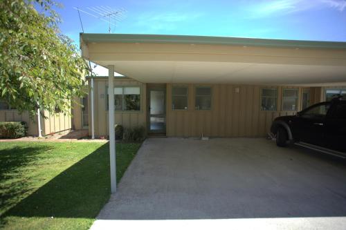Exterior view, Catlins Area Motel in Owaka