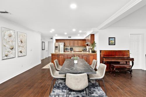 Villa Oasis: Unrivaled Views & Endless Space, Los Angeles (photo 3)