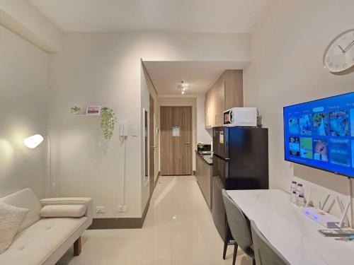 1BR Condotel with Balcony at FAME Residences #FM59, Manille