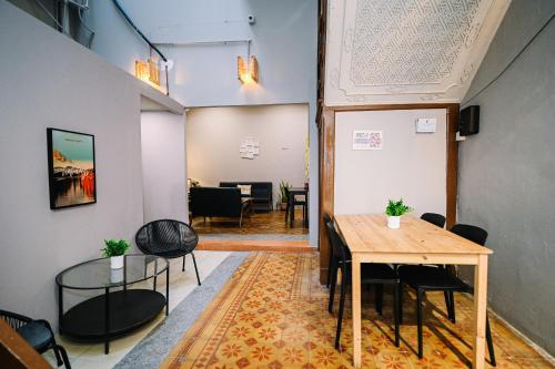 Swing & Pillows @ 87 Chulia St, Georgetown Penang in Пенанг