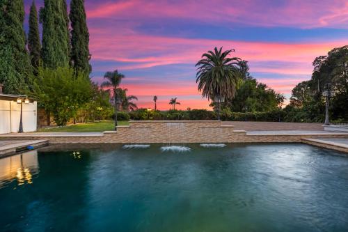 Villa Oasis: Unrivaled Views & Endless Space, Los Angeles (photo 2)