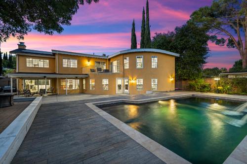 Villa Oasis: Unrivaled Views & Endless Space, Los Angeles (photo 6)