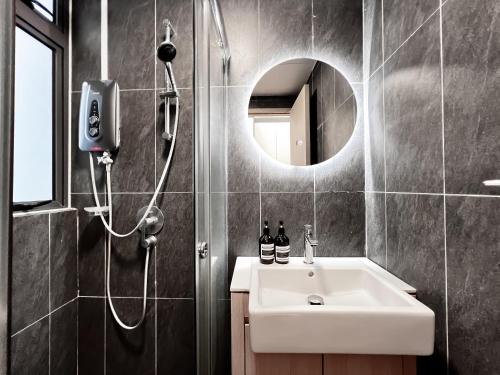 The Luxe by Manhattan Group - image 6