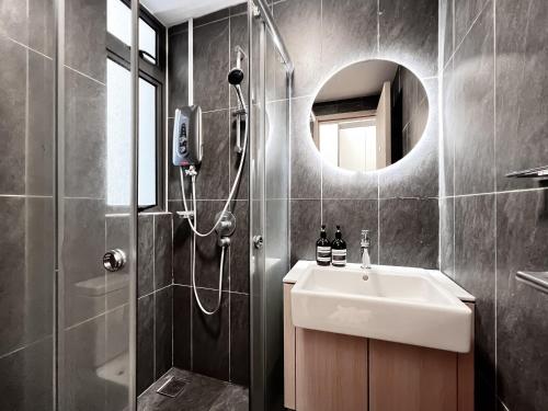 The Luxe by Manhattan Group - image 4