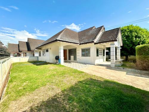 Cozy 3 BR house & green lawn near Airport & Old town