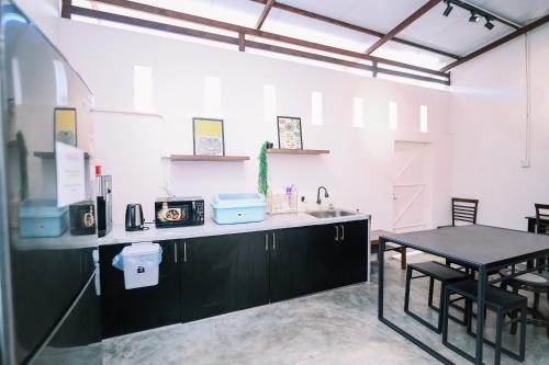 кухня, Swing & Pillows @ 75 Chulia St, Georgetown Penang in Пенанг