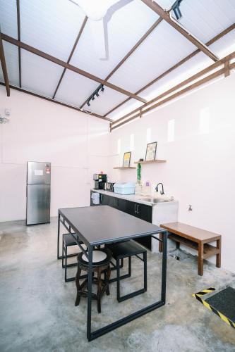 кухня, Swing & Pillows @ 75 Chulia St, Georgetown Penang in Пенанг