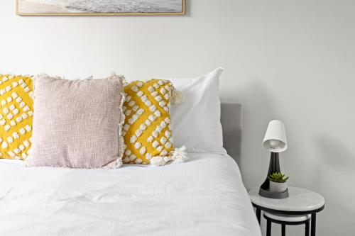 Double Room - Quaint Spot in Marayong - Centrally Located - Shared Bathroom