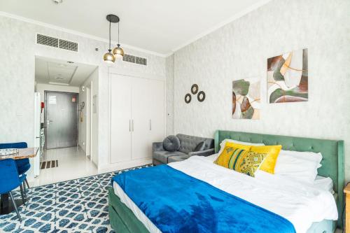 Studio in Damac Hills - Luxurious Living with Premium Amenities, by Think Realty, Dubai (Foto 4)