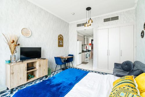 Studio in Damac Hills - Luxurious Living with Premium Amenities, by Think Realty, Dubai (Foto 5)