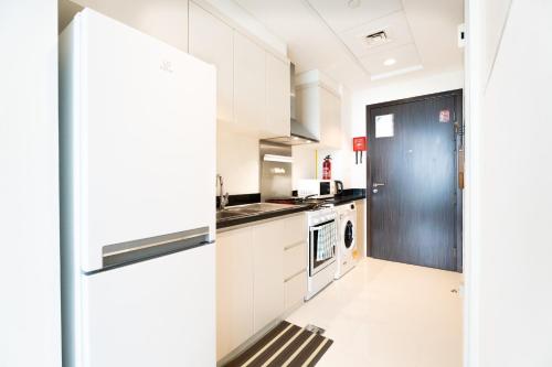 Studio in Damac Hills - Luxurious Living with Premium Amenities, by Think Realty, Dubai (Foto 6)
