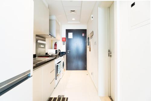 Studio in Damac Hills - Luxurious Living with Premium Amenities, by Think Realty, Dubai (Foto 7)