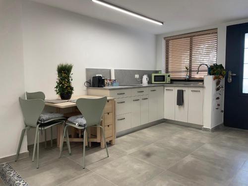 Kitchen, שרונה בנוף - יחידת אירוח in Harduf