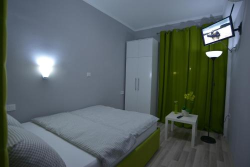 1 queen bed, 1 sofa bed