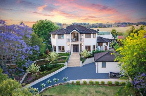 Aussie Escape Poolside Comfort and Relaxation - Canberra