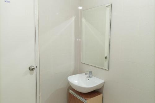 Minimalist and Comfort Studio Podomoro City Deli Medan Apartment By Travelio - image 5