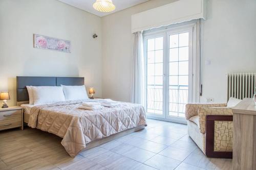 Sunny & Spacious 2BD apt near Acropolis, Athens