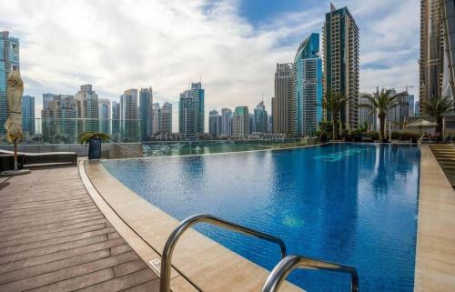 Dream Inn Dubai - Damac Heights Marina - image 2