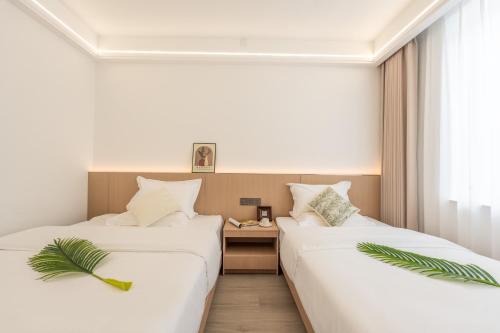 Superior Twin Room image 5