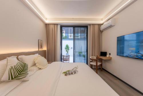 Courtyard Twin Room image 4