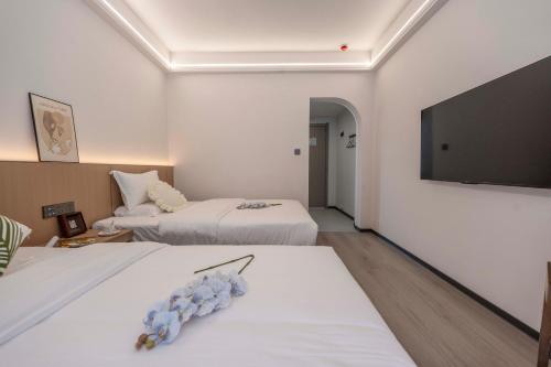 Courtyard Twin Room image 2