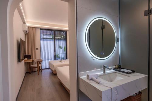 Courtyard Twin Room image 3