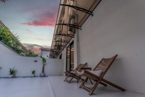 Courtyard Twin Room image 1