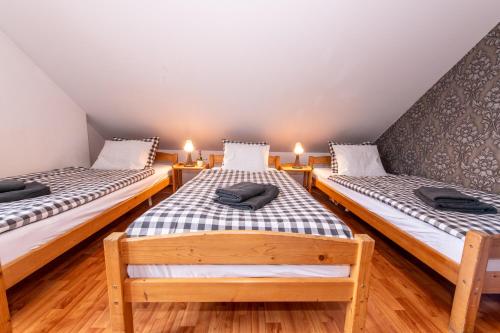 3 twin beds