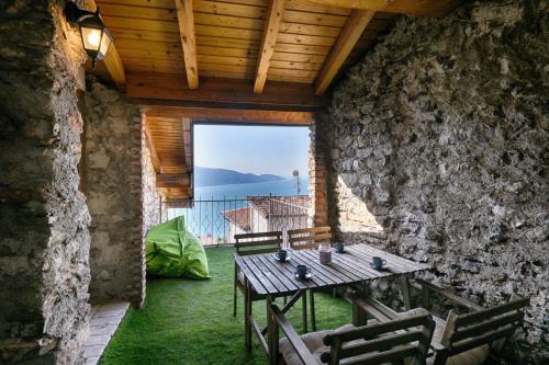  Rustico Melograno, Il Melo - Theater Home in Tignale