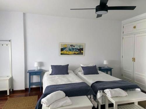 2 twin beds