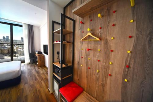 room detail thumbnail 1