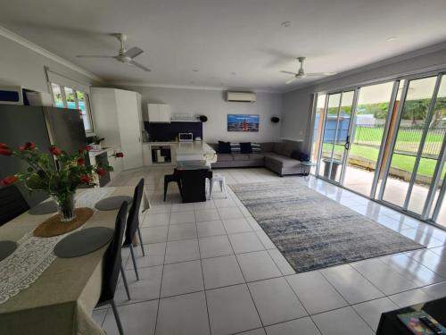 Warm spa, pool & Fireplace - Coolum Bali Gardens, Coolum Beach (fotografie 9)