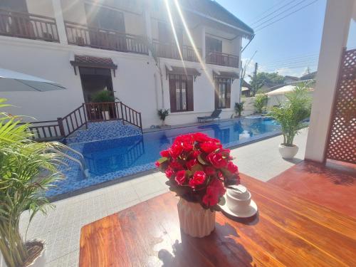 Triple Room with Pool View image 6