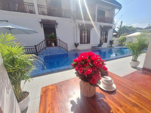 Triple Room with Pool View image 5