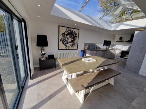 Modern & Spacious 5 Bedroom Bungalow with Parking Near Brecon Beacons & Bike Park Wales